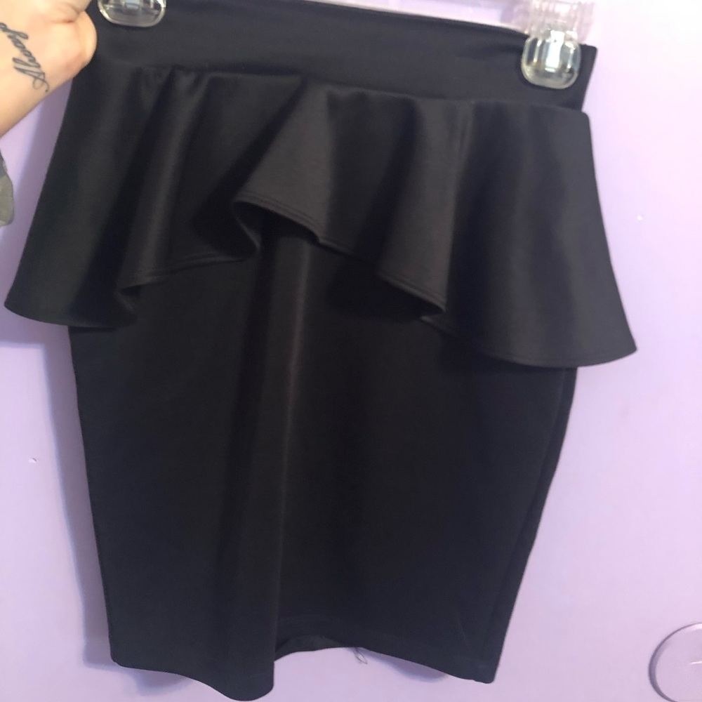 Very cute black skirt